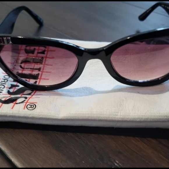 Guess sunglasses bundle snd Guess watch - Picture 7 of 11